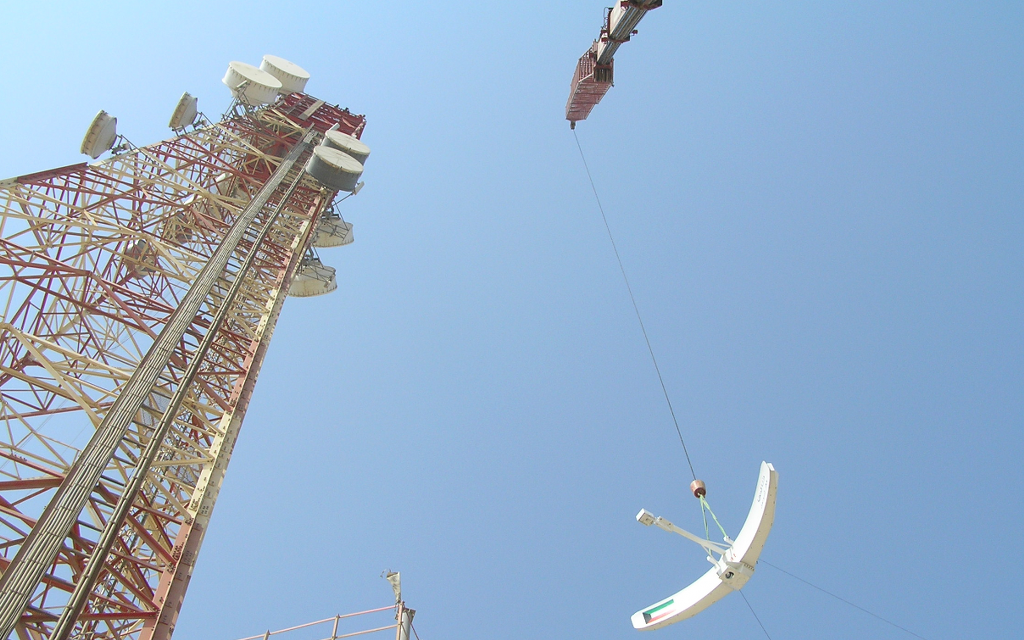 Lifting parabolic reflector antenna on 93m mast